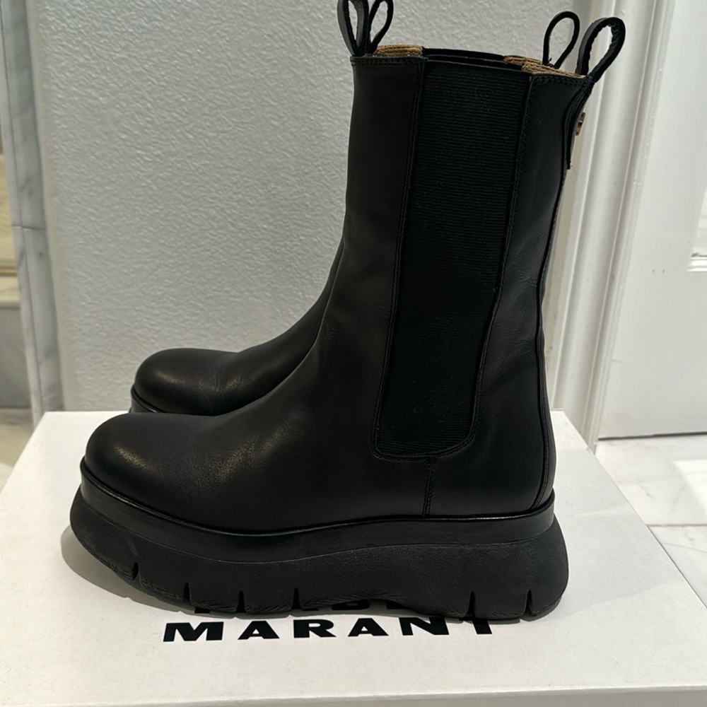 Beautiful Isabel Marant Chelsea leather boot !